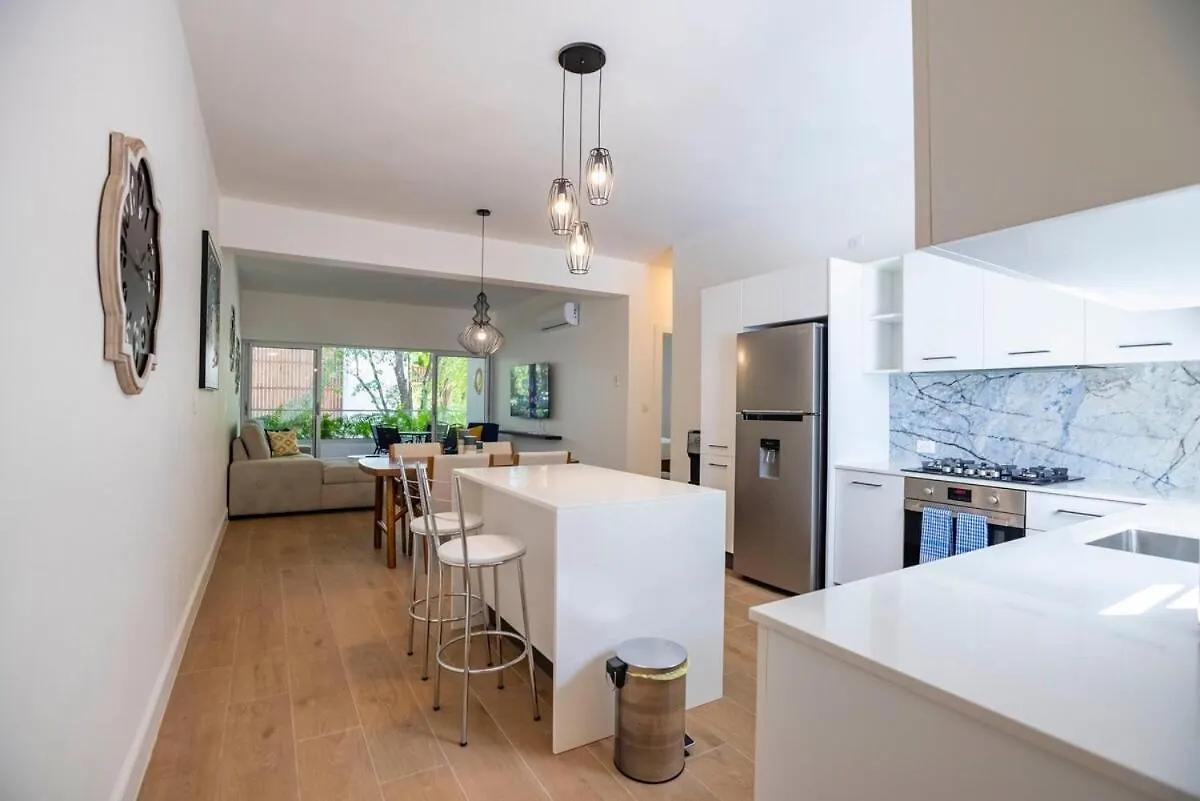 Perla Marina Beachside Apartment Bombita